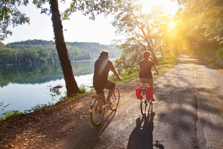 Två personer på en cykeltur