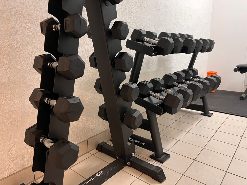 Träningsredskap i ett gym