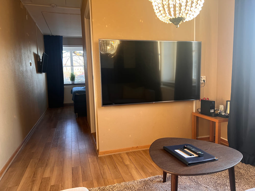 En väggtv i hotellrummet